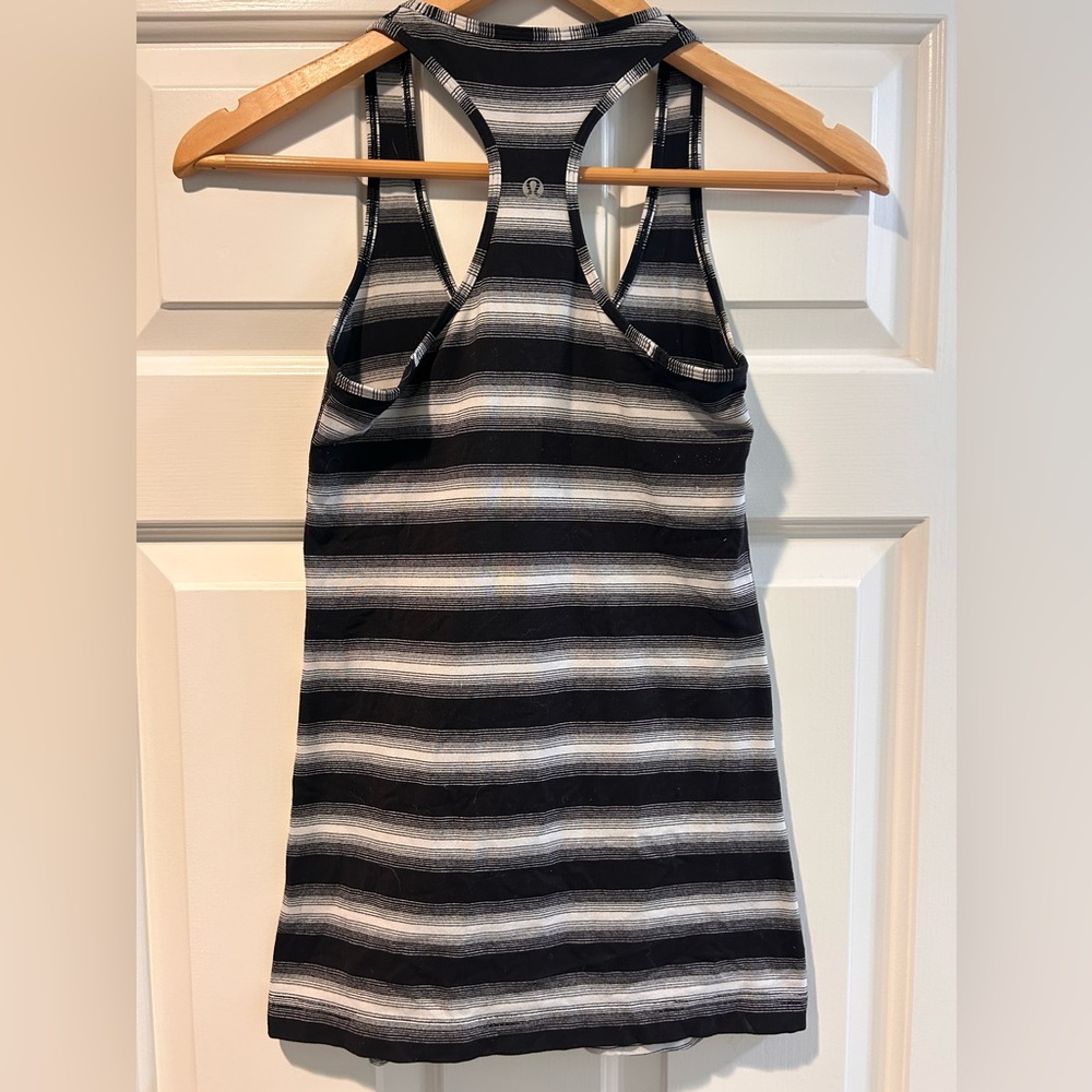 Lululemon Razorback Tank Top
Size 2